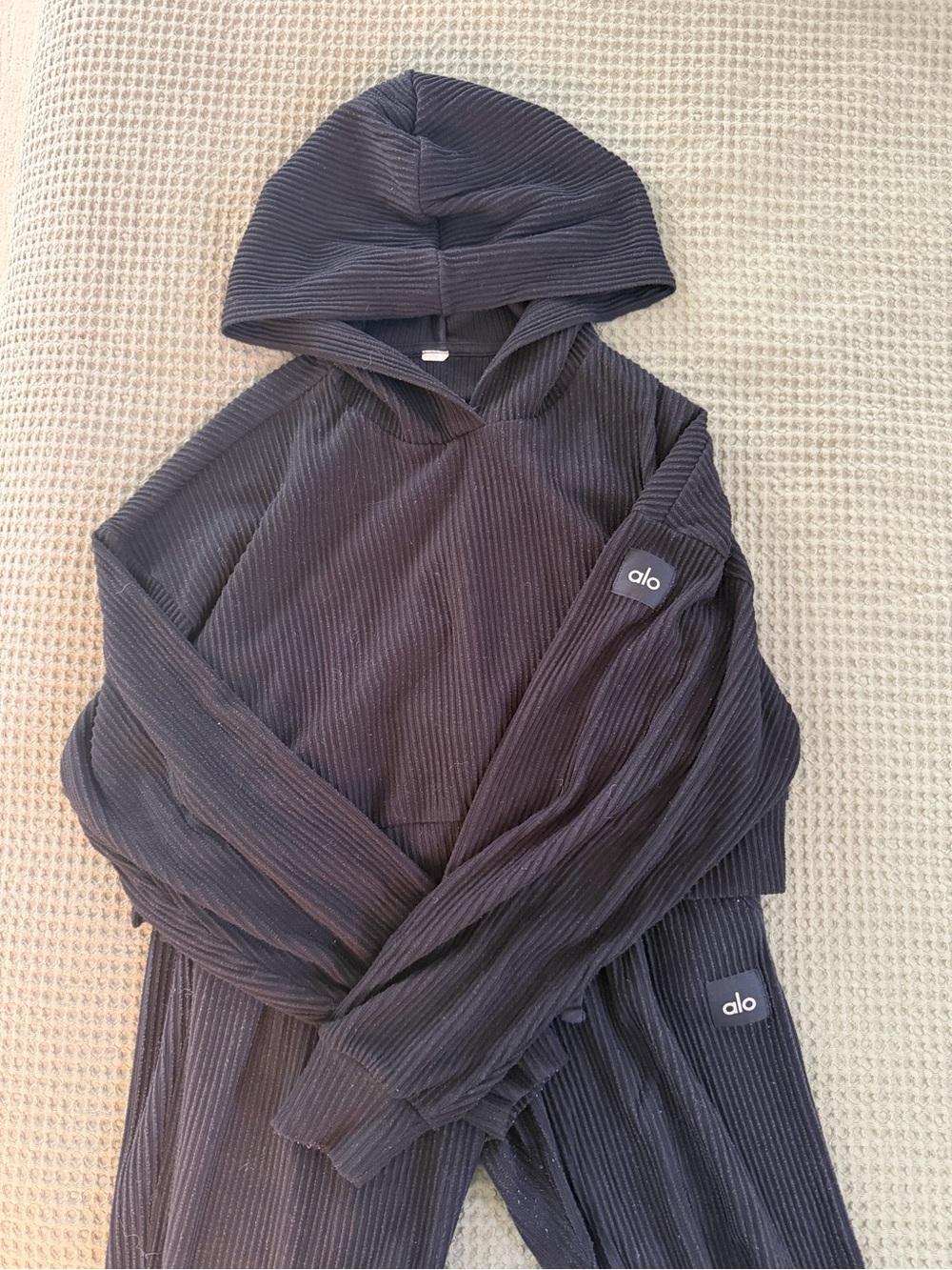 Women’s Alo Yoga Ribbed Hooded Lounge Set in Black